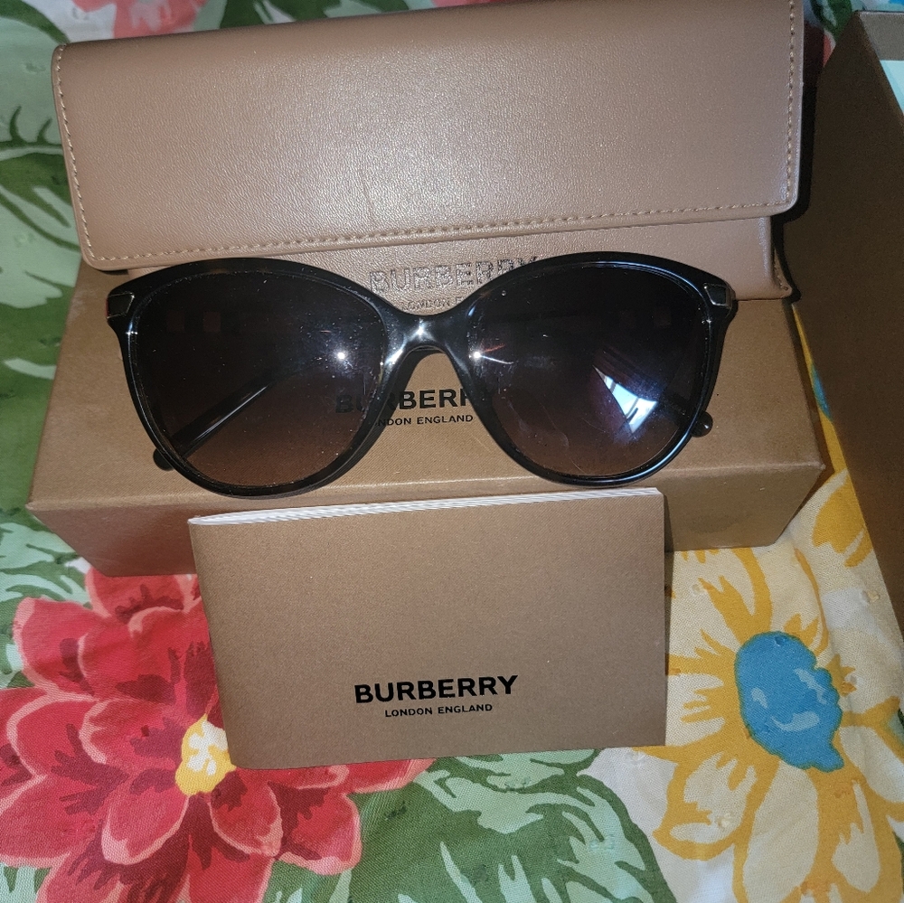 Burberry butterfly frame sunglasses - Picture 1 of 3